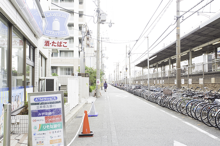 ローソンの右側の道路を直進します